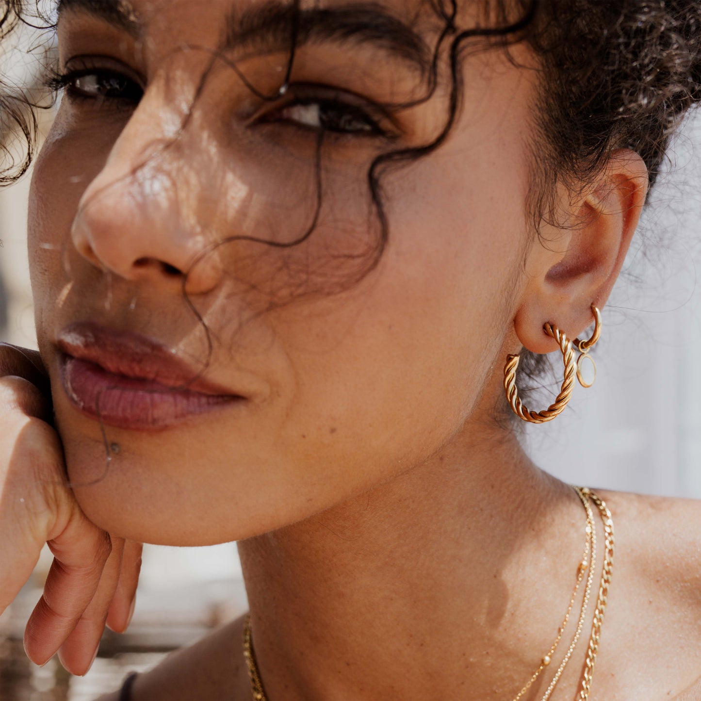 Squeeze it Medium Hoop Studs Oro