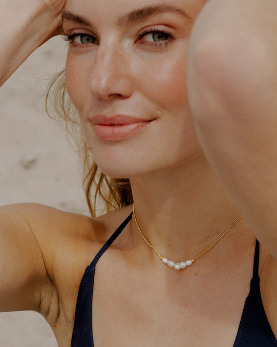 Pearlessence Choker Oro