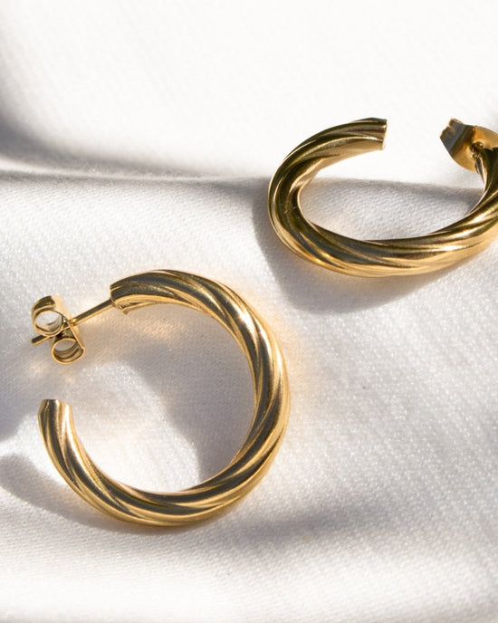 Squeeze it Medium Hoop Studs Oro