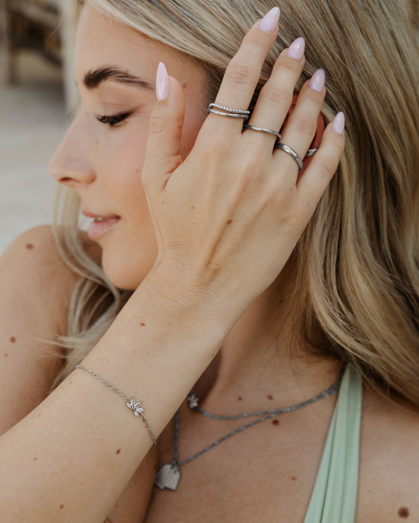 [[Farbe:Silber,shopthelook]]