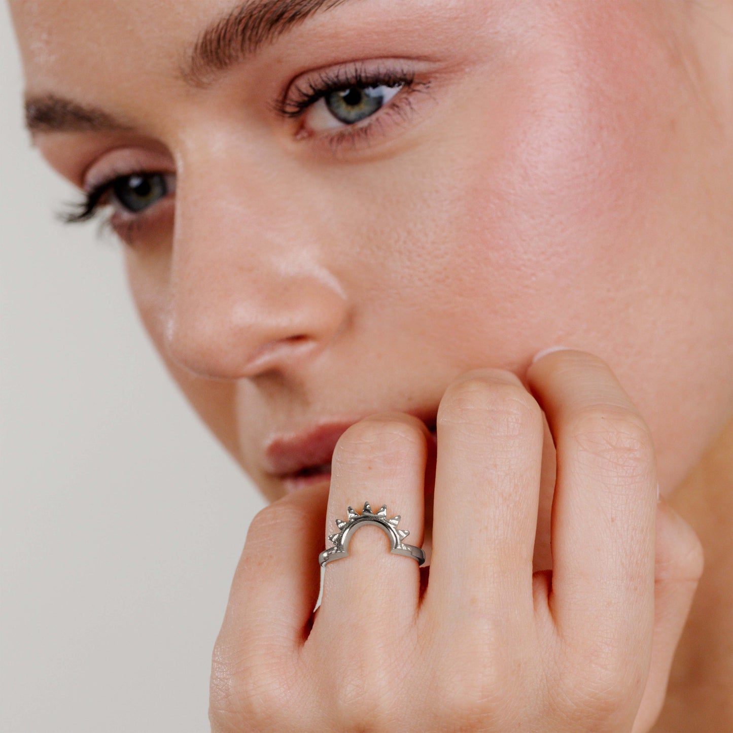 [[Farbe:Silber,Tragebild]]