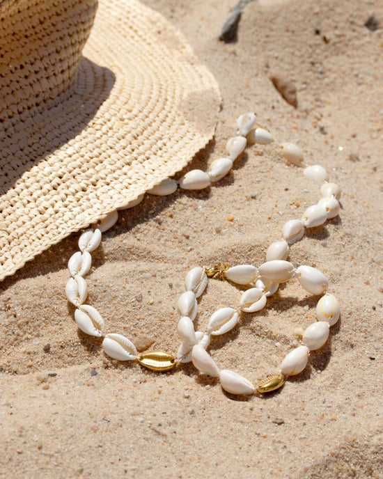 One in a Shell Choker Oro