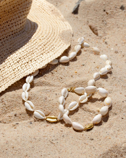 One in a Shell Choker Oro