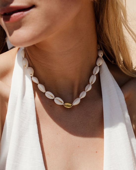 One in a Shell Choker Oro