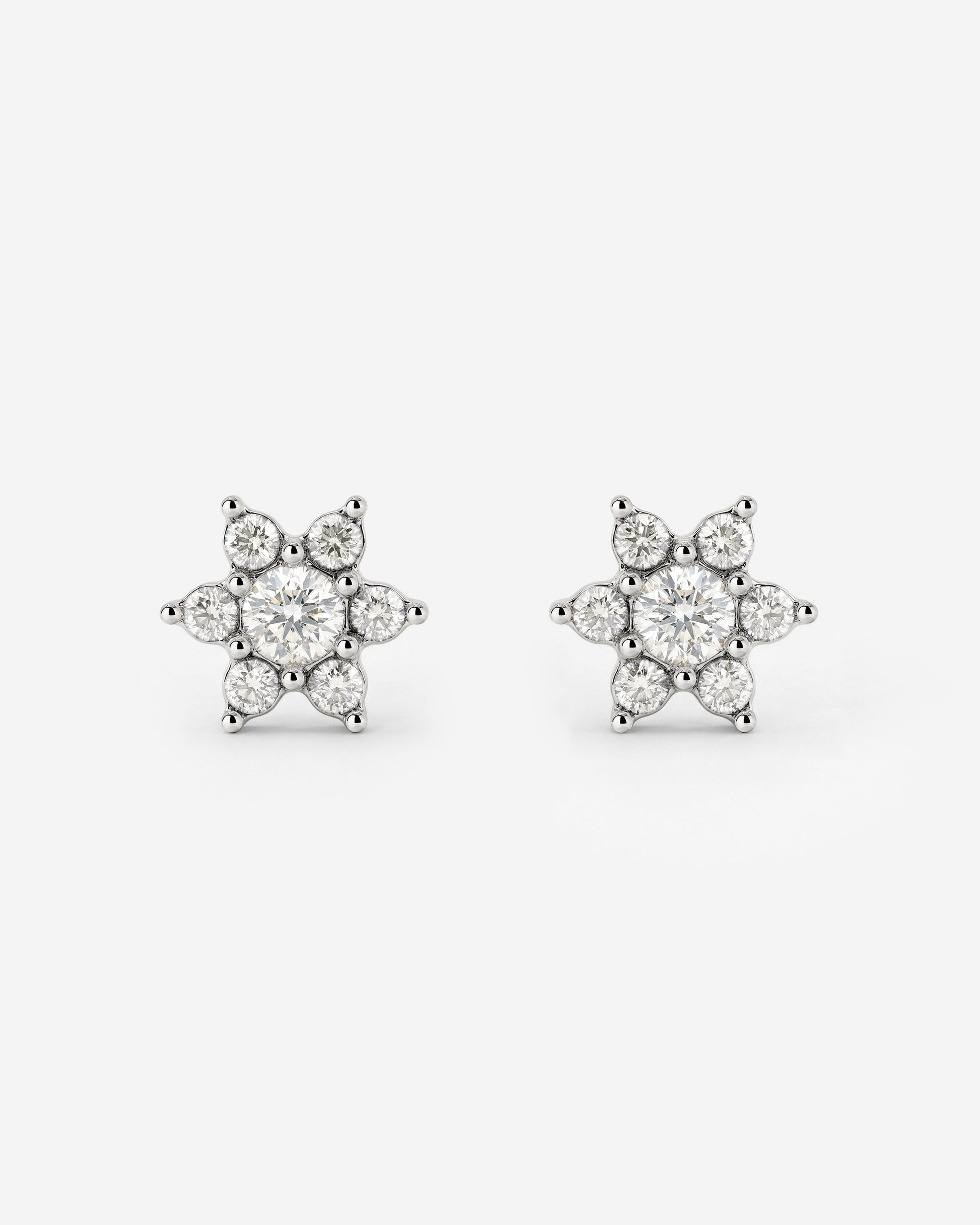 Orecchini a perno con petali bianchi scintillanti Argento