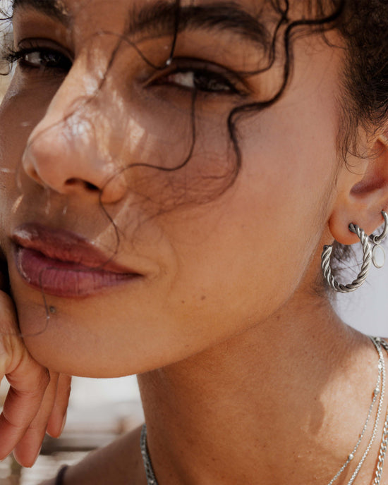 Squeeze it Medium Hoop Studs Argento