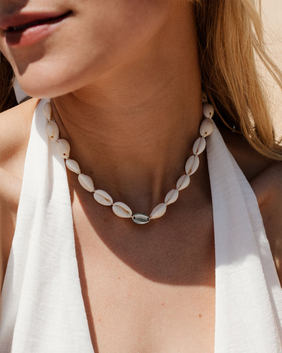 One in a Shell Choker Argento