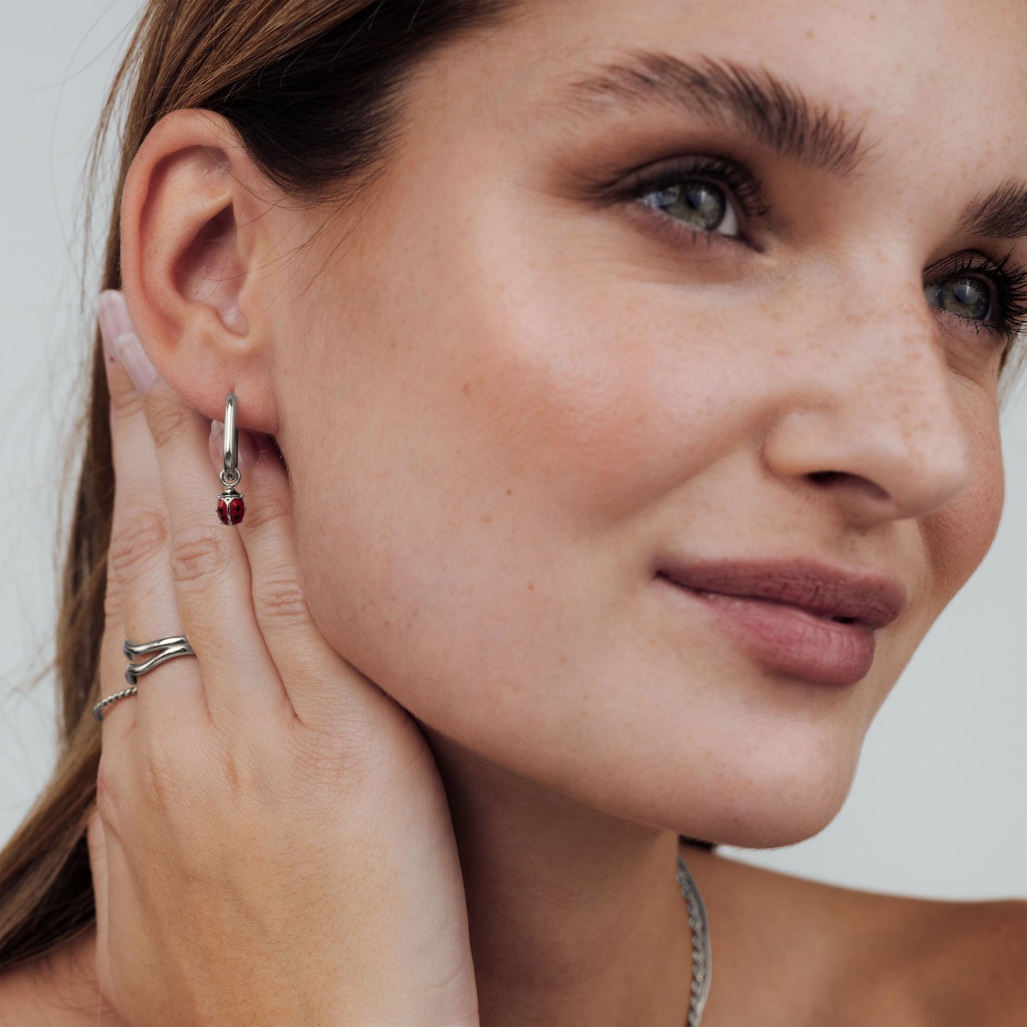 [[Colore:Argento,shopthelook]]