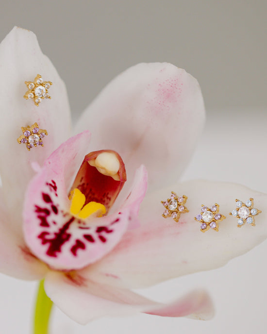 Orecchini a perno con petali blu scintillanti in Argento
