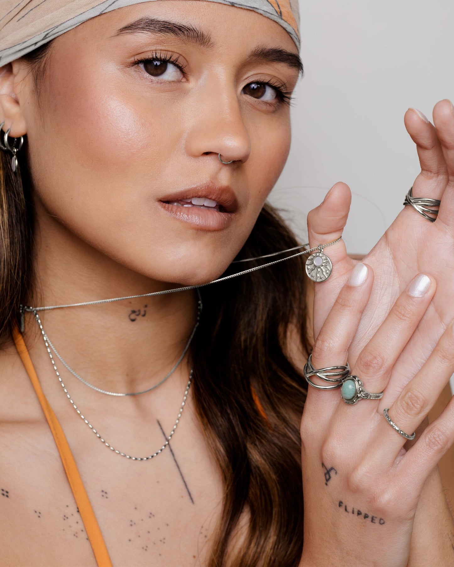 [[Colore:Argento,shopthelook]]
